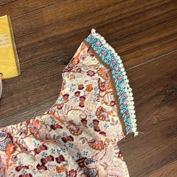 Mixumi NWT On/off shoulder Crop Top with Elastic. - Picture 2 of 6